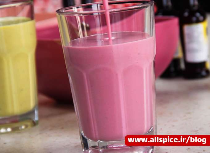 میلک شیک میوهای با طعم توت فرنگی