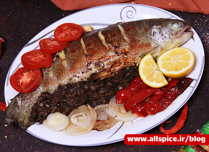 ماهی شکم پر تهیه شده با چاشنی ماهی گیلکی آلس پایس